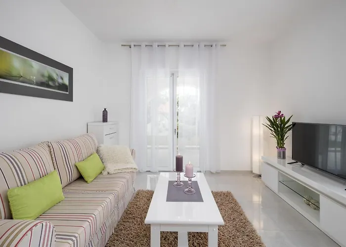 Dramaljsko Selce Iii アパート *